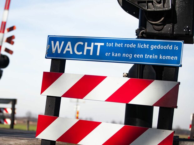 Spoorwegovergang L204 L + Staander (Wacht tot het rode licht gedoofd is, er kan nog een trein komen)